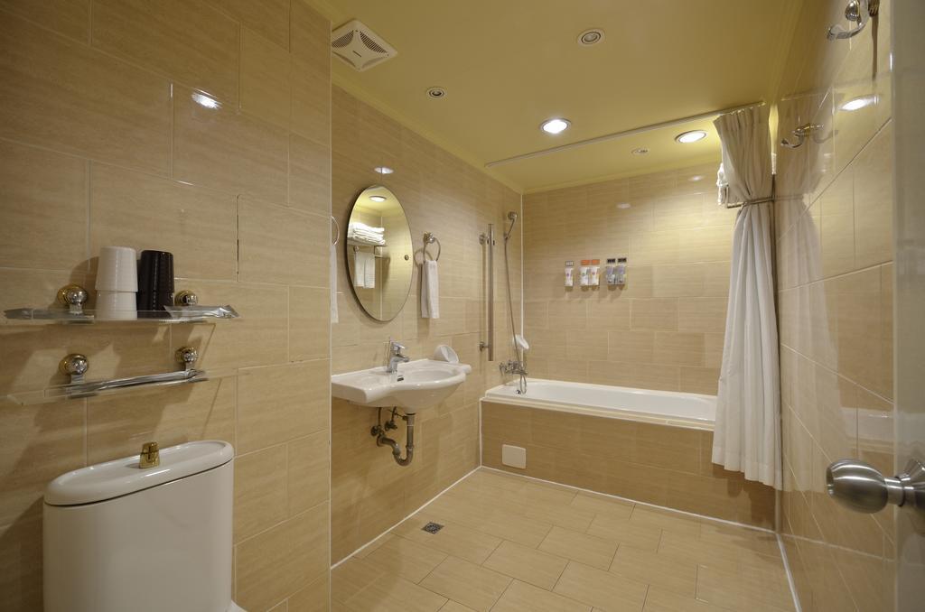 Goodness Hotel Гаосюн Экстерьер фото